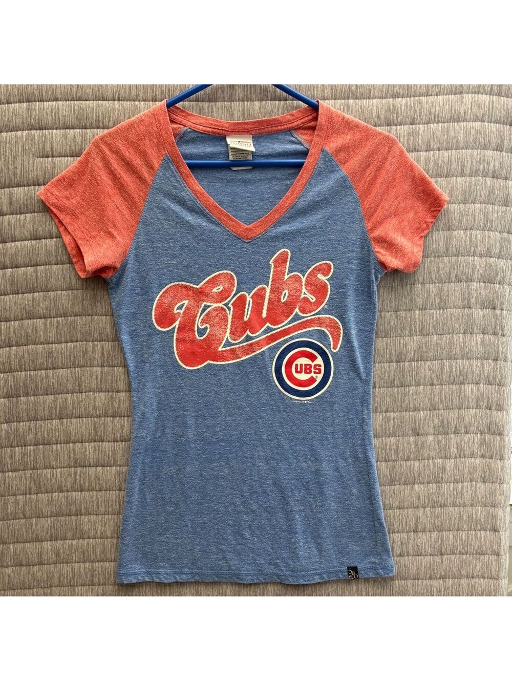 MLB Chicago Cubs Women's V-Neck Raglan T-Shirt Medium Short Sleeve Red Blue